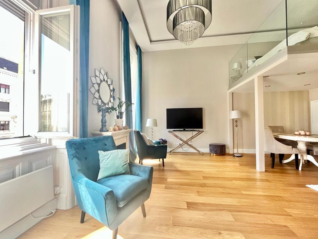 Margaret Bridge Apartment